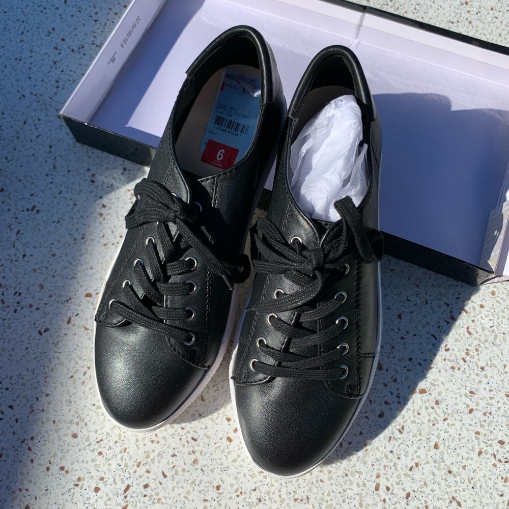 NIB Steve Madden Black Leather Lace Up Sneakers​
